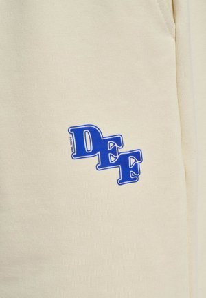 Cremfarbener Hoodie mit blauem "DEF"-Logo in fetten Buchstaben. Hergestellt aus weichem Stoff mit lockerer Passform und seitlichen Taschen.