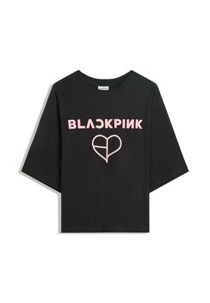 Čierne tričko s krátkym rukávom vyrobené z bavlny. Na prednej strane sa nachádza nápis "BLACKPINK" v tučných ružových písmenách a grafika ružového srdca.
