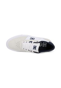 Weiße Sneaker mit marineblauen Akzenten, aus Wildleder und Mesh-Materialien, perforierter Zehenpartie, flachen Schnürsenkeln und Logodetails an der Seite und der Zunge.