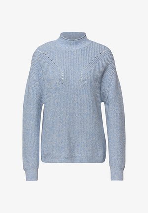 Ljusblå stickad tröja med hög krage, långa ärmar och subtilt chevronmönster med små hål över övre bröstet och axlarna.