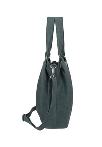 Groene suede handtas met dubbele bovenhandvatten en een lange verstelbare schouderriem. Heeft een slungelige vorm en zilveren hardwareaccenten.