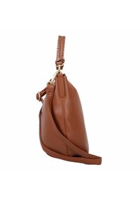 Bolso de hombro de cuero marrón con una correa trenzada texturizada, forma curva, herrajes en dorado y detalle de cremallera. Acabado suave, diseño minimalista.