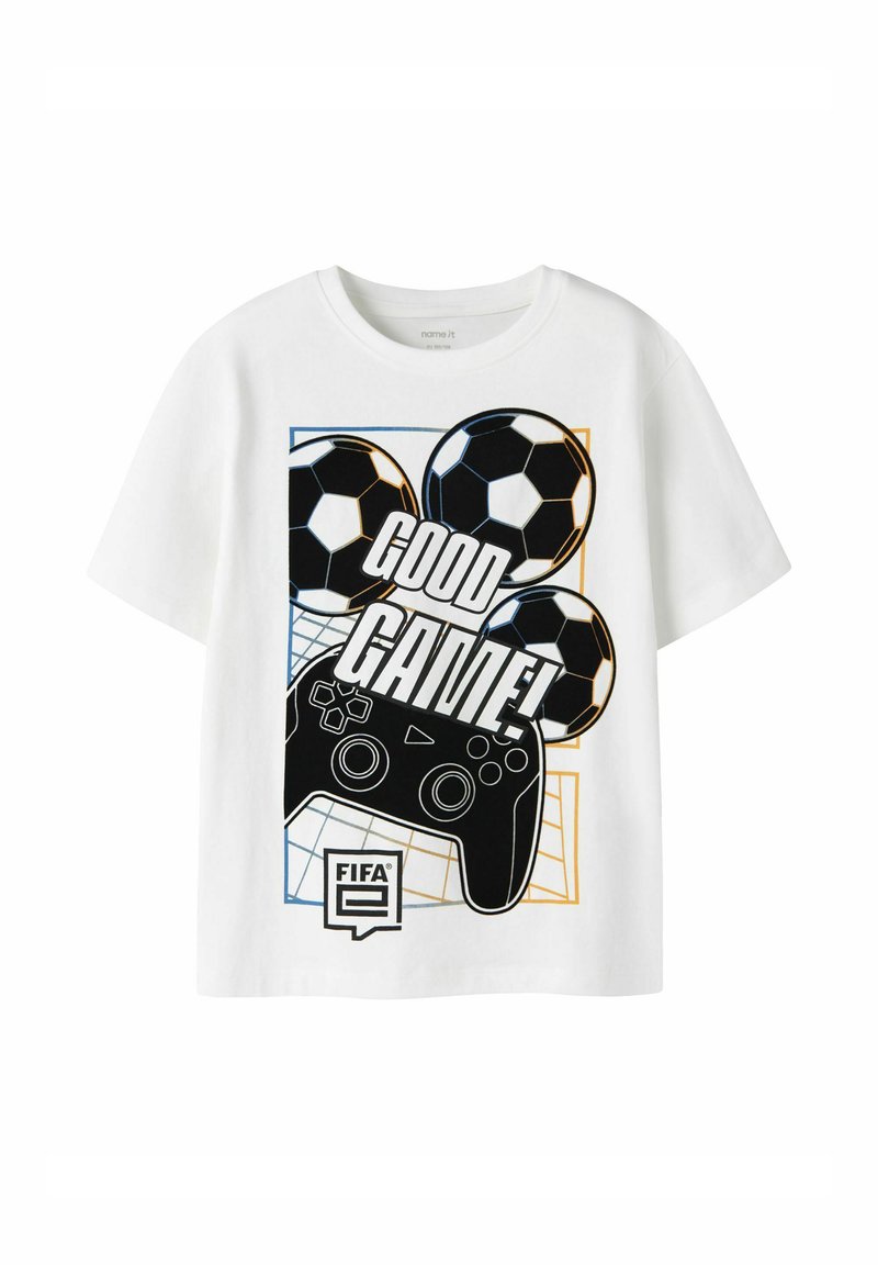 Camiseta blanca de manga corta con un diseño gráfico que presenta balones de fútbol negros, un mando de juego y el texto "¡BUEN JUEGO!" en negrita.