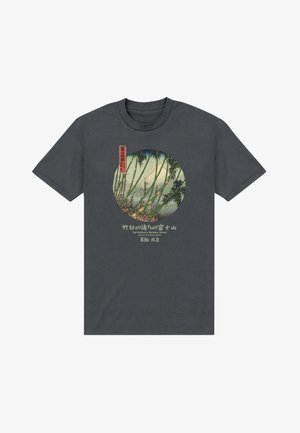 Donkergrijs T-shirt met een cirkelvormige print van bamboestengels en bladeren, voorzien van Japanse tekst en een klein rood verticaal label.
