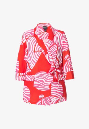 Roter und pinker Wickelblazer mit großen, abstrakten, zebragestreiften Blattmustern und einem seitlichen Bindegürtel.