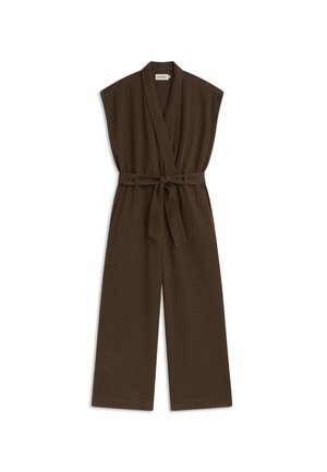 Mono sin mangas de color marrón oscuro con textura, pantalones anchos y cinturón a juego de tela atado a la cintura.
