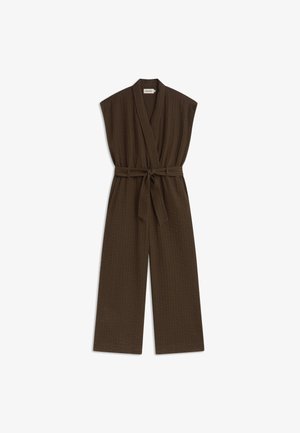 Combinaison sans manches de couleur marron foncé avec une texture, jambes larges et ceinture assortie en tissu nouée à la taille.