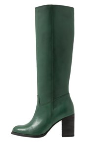 Botte haute jusqu'au genou en cuir vert avec un bout carré et un talon texturé. Finition lisse avec des détails de couture subtils le long des côtés.