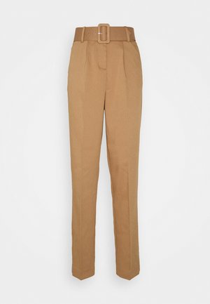 Pantalon tailleur couleur camel taille haute avec plis devant et ceinture large assortie à boucle rectangulaire.