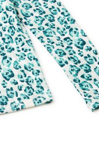 Leichtes Gewebe mit einem türkisfarbenen und dunkelgrünen Leopardenmuster auf weißem Hintergrund. Langärmliges Design mit einer subtilen Rippstruktur.