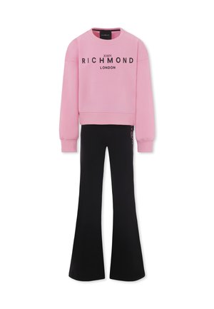 Felpa rosa con scritte nere "JOHN RICHMOND LONDON"; abbinata a pantaloni neri a zampa d'elefante. Texture liscia con polsini e vita elastici.