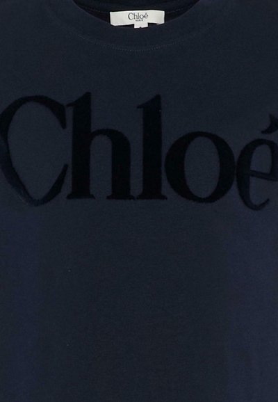 Czarna koszulka w kolorze ciemnego granatu, wykonana z miękkiej bawełny, z dużym, wyraźnym, welurowym czarnym logo z napisem "Chloé" na piersi.