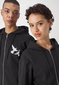 Jack & Jones JORDOVES ZIP HOOD UNISEX - Sudadera con cremallera - black