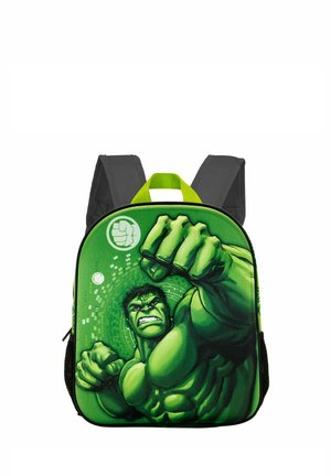 Mochila verde con un gráfico de un personaje musculoso con el puño en alto. Acentos de malla negra. Correas acolchadas con un asa verde brillante.