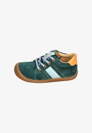 Grüner Kinder-Sneaker aus Wildleder mit brauner Sohle, hellblauen Schnürsenkeln, weißem Seitenstreifen und orangefarbenem Fersenakzent.