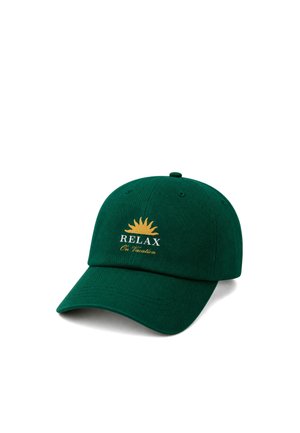 Gorra de béisbol verde oscuro con gráfico de sol amarillo y texto "RELAX On Vacation" bordado en el centro delantero.