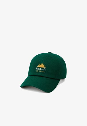 Gorra de béisbol verde oscuro con gráfico de sol amarillo y texto "RELAX On Vacation" bordado en el centro delantero.
