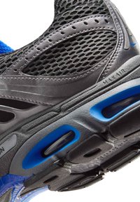 Svart löparsko i mesh och syntet med grå och blå accenter. Har Max Air-dämpning och texturerad sula för grepp.