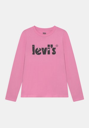 Chemise rose à manches longues avec col rond, arborant un logo noir "levi's" avec de petits détails floraux à l'avant.