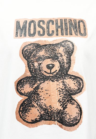 Εικονογράφηση καφέ αρκουδάκι με υφή κάτω από το έντονο κεφαλαίο κείμενο "MOSCHINO" σε λευκό ύφασμα, που μοιάζει με τυπωμένο σχέδιο σε ρούχα.