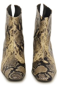 Paire de bottines montant à la cheville avec des bouts pointus en motif peau de serpent beige et noir, présentant une découpe en V fendue sur le bord supérieur.