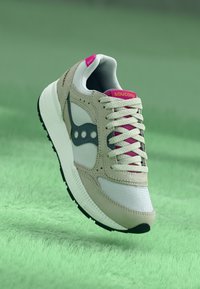 Baskets de sport beiges avec des accents gris, des lacets roses, un mesh blanc et du suède texturé. Comprend un col rembourré et une semelle en caoutchouc.