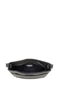 Borsa a tracolla in pelle grigia con superficie testurizzata, apertura superiore e interno scuro. Presenta una tracolla e un'etichetta con logo discreto all'interno.