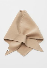 Beiger Fleece-Schal in dreieckiger Form mit spitzen Enden, besticht durch eine glatte Textur und ein kleines Logoelement an einer Ecke.