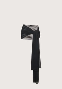 Czarna dzianinowa spódnica wrap z dopasowanym pasem, z marszczoną teksturą i wydłużonym, drapowanym detalem w formie chusty po jednej stronie.