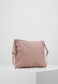 Borsa a tracolla rosa in tessuto con superficie testurizzata, chiusura a zip, tracolla regolabile e dettaglio con buckle laterale. Forma rettangolare, design minimalista.