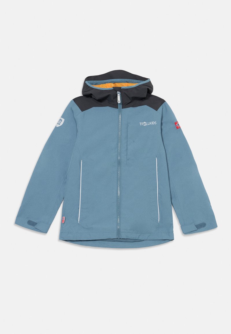 Blå utendørsjakke med svart hette og skuldre, med glidelås foran, to sidelommer og logo-detaljer. Tekstilmateriale, glatt tekstur.