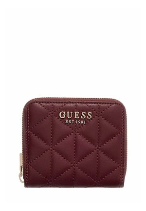 Bordeauxkleurige leren portemonnee met doorgestikte ruitjes en ritssluiting, versierd met een metalen logo "GUESS EST 1981" aan de voorkant.