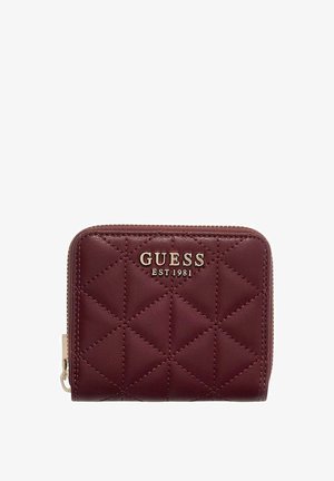 Bordeauxkleurige leren portemonnee met doorgestikte ruitjes en ritssluiting, versierd met een metalen logo "GUESS EST 1981" aan de voorkant.