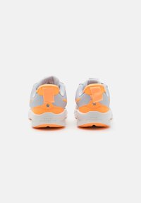 Baskets de sport grises et orange avec une tige en mesh, un col rembourré et une semelle en caoutchouc texturé. Comprend une languette au talon et une marque sur le côté.