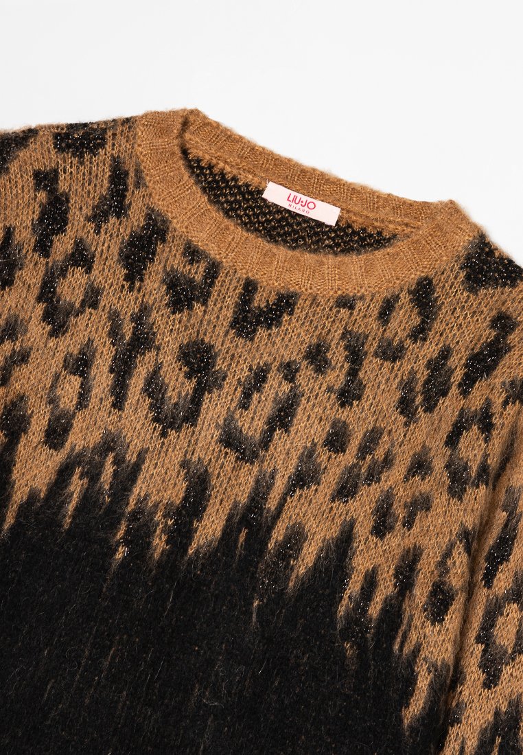 Maglione con stampa leopardata marrone e nera, con scollatura rotonda, tessuto a maglia strutturato e design degradé che passa dal marrone al nero.