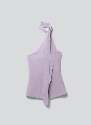 Haut dos nu en maille côtelée lilas avec détails de boutons et encolure asymétrique, posé à plat sur un fond gris clair.