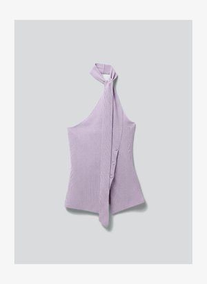Lilla ribstrikket haltertop med knapdetalje og asymmetrisk halsudskæring, lagt fladt på en lys grå baggrund.