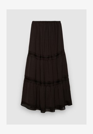 Jupe noire à étages en tissu léger avec taille élastique. Présente une bordure en dentelle entre les étages. Design fluide avec un ourlet à volants.