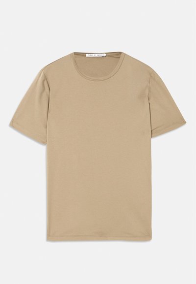 Beez värvi lühikeste varrukatega t-särk, valminud pehmest puuvillast, ümara kaelusega ning lihtsa, mugava disainiga. Sile tekstuur, ilma mustriteta.