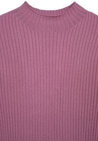 Rippstrickpullover in gedämpftem Mauve, mit hohem Kragen und vertikalen Streifen, die dem Stoff eine strukturierte Optik verleihen.