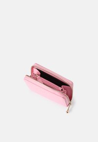 Roze leren portemonnee met een ritsluiting, voorzien van een gladde textuur, gouden hardware accenten en een interne vak voor organisatie.