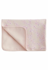 Pătură matlasată cu un model floral roz pe un fundal deschis, având o partea inferioară texturată solidă și un finisaj moale, neted.