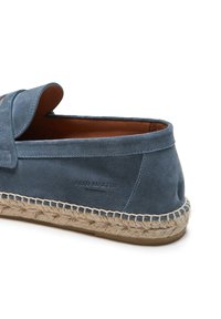 Zapato azul de ante sin cordones con suela de yute trenzado. Presenta una punta redondeada y una textura suave. "CATEGORÍA FRED MARTIN" grabada en el lateral.