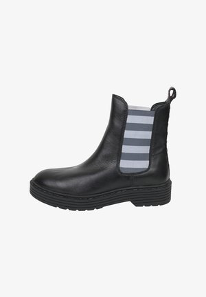 Stivale alla caviglia in pelle nera con suola in gomma, dotato di un pannello laterale elastico grigio a righe e di una linguetta sul tallone. Texture liscia, punta arrotondata.