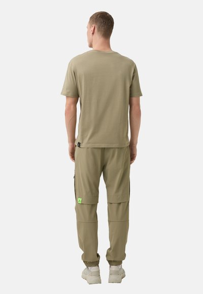 Oliven grøn kortærmet t-shirt og matchende cargo bukser med sidelommer, elastiske manchetter og en reflekslogo detaljer.