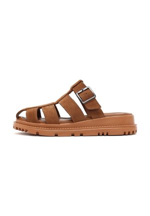 Sandal in suede marrone con design open toe, dettagli con tre cinturini, fibbia regolabile e suola in gomma testurizzata.