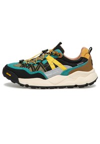 Chaussures de randonnée multicolores avec une combinaison de teal, noir, jaune et marron. Présentent un dessus texturé et une semelle Vibram. Design imperméable.