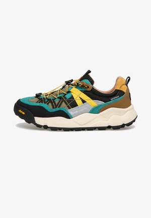 Scarpe da trekking multicolori con una combinazione di turchese, nero, giallo e marrone. Presentano una parte superiore testurizzata e una suola Vibram. Design impermeabile.