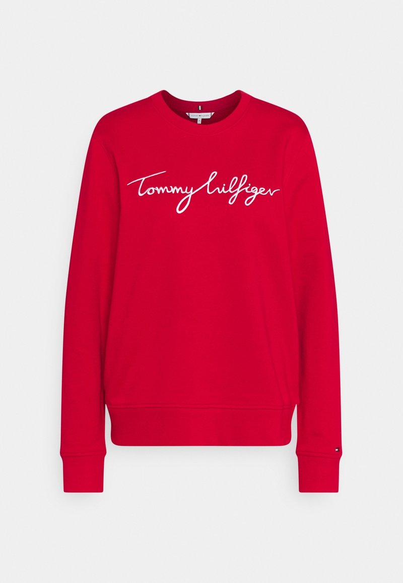 Rode sweatshirt met lange mouwen, ronde halslijn en witte "Tommy Hilfiger" logo in cursief over de borst. Katoenen materiaal met geribbelde cuffs.