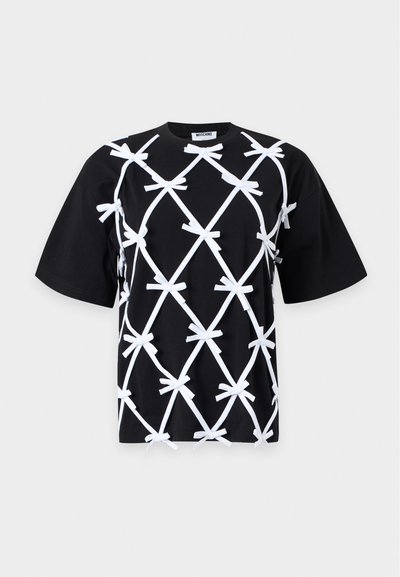 T-shirt noir à manches courtes avec des rubans blancs croisés noués en nœuds formant un motif losange sur le devant et les manches.